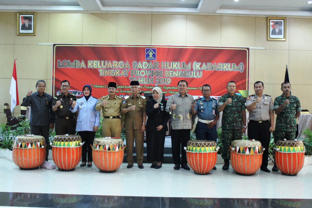 Mewakili Gubernur Bengkulu Staf Ahli Gubernur Bengkulu Bidang Ekonomi Keuangan dan Pembangunan Soemarno hadir memberikan kata sambutan sekaligus membuka secara resmi Lomba Keluarga Sadar Hukum 3