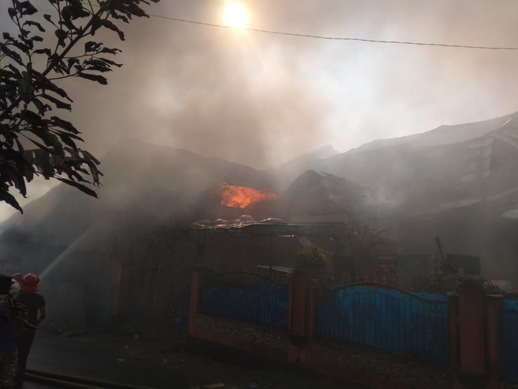 Kepulan Asap Sulitkan Petugas PBK Padamkan Api