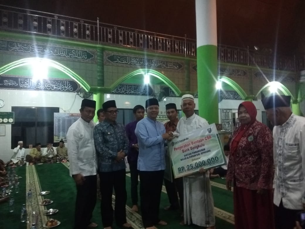 Serahkan Bantuan CSR, Gubernur Minta Masyarakat Besarkan Bank Bengkulu