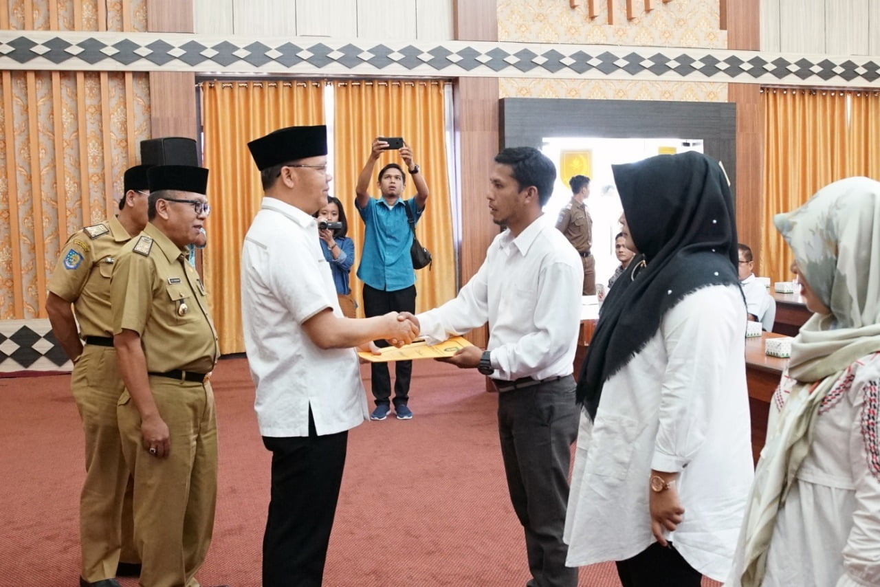 Gubernur Bengkulu Rohidin Mersyah memberikan pengarahan pada Pembekalan Teknis Tenaga Pendamping Diklat Konsultan PLUT KUMKM dan Pendamping KUR pada Diskop UKM 4