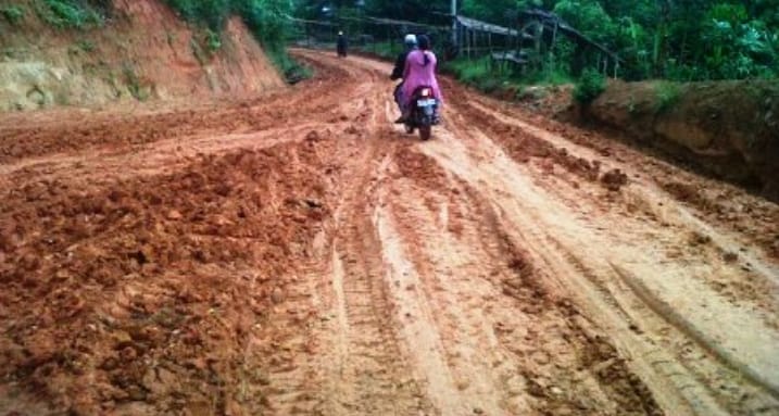 Jalan di Desa Ini Jika Hujan Persis Kubangan Kerbau