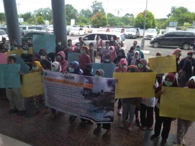 Puluhan Warga Desa Talang Empat Demo di Kantor Pemda Benteng 