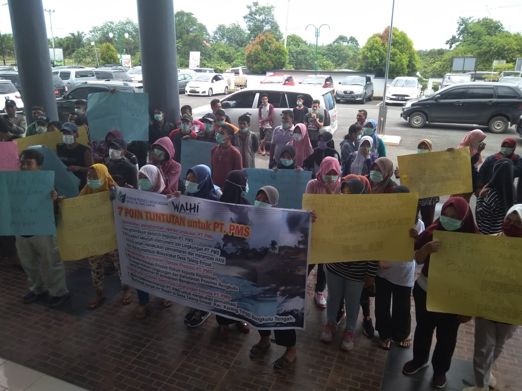 Puluhan Warga Desa Talang Empat Demo di Kantor Pemda Benteng 