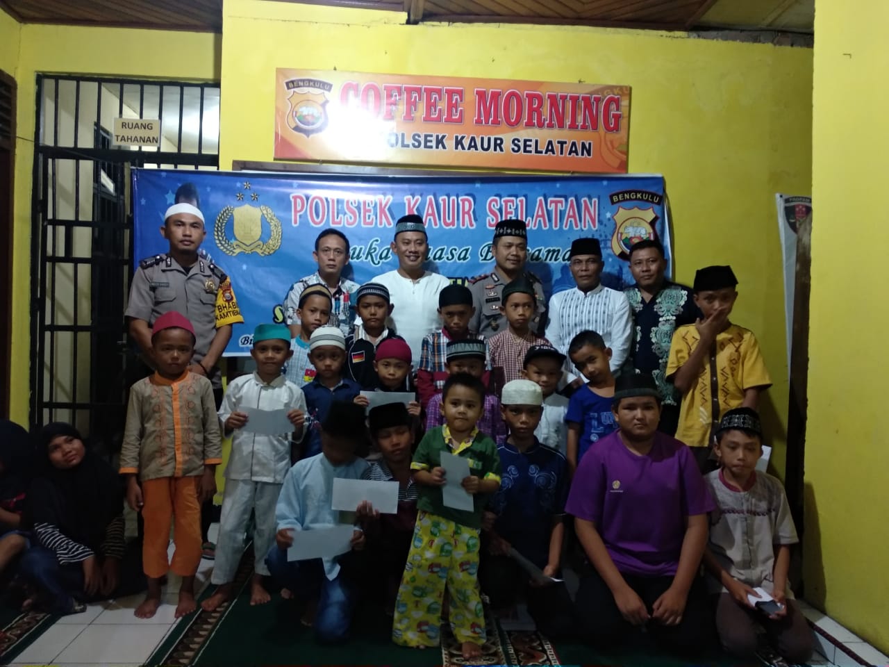 Polsek Kaur Beri Santunan 45 Anak Yatim
