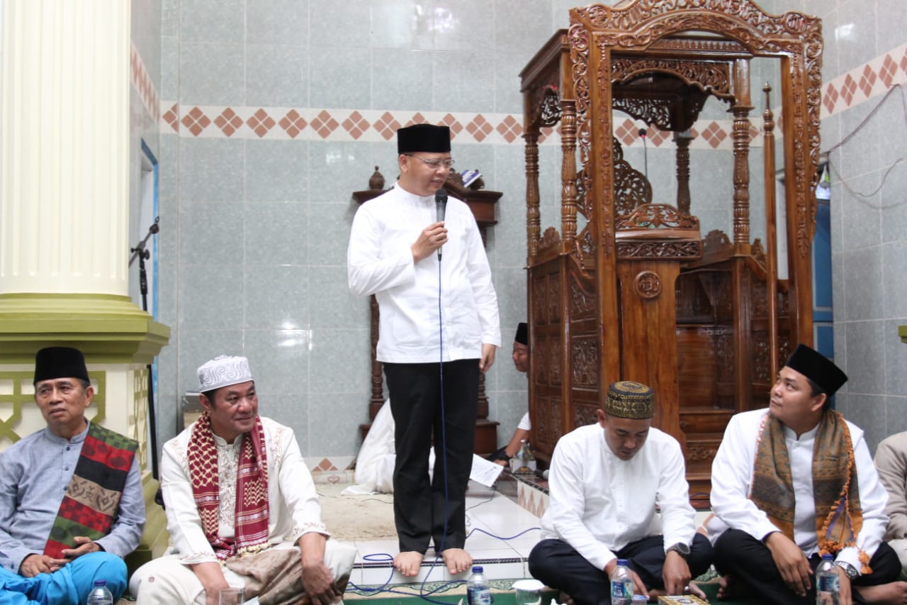 Rohidin Berikan Bantuan Masjid Al-Azhar Rp.100 Juta