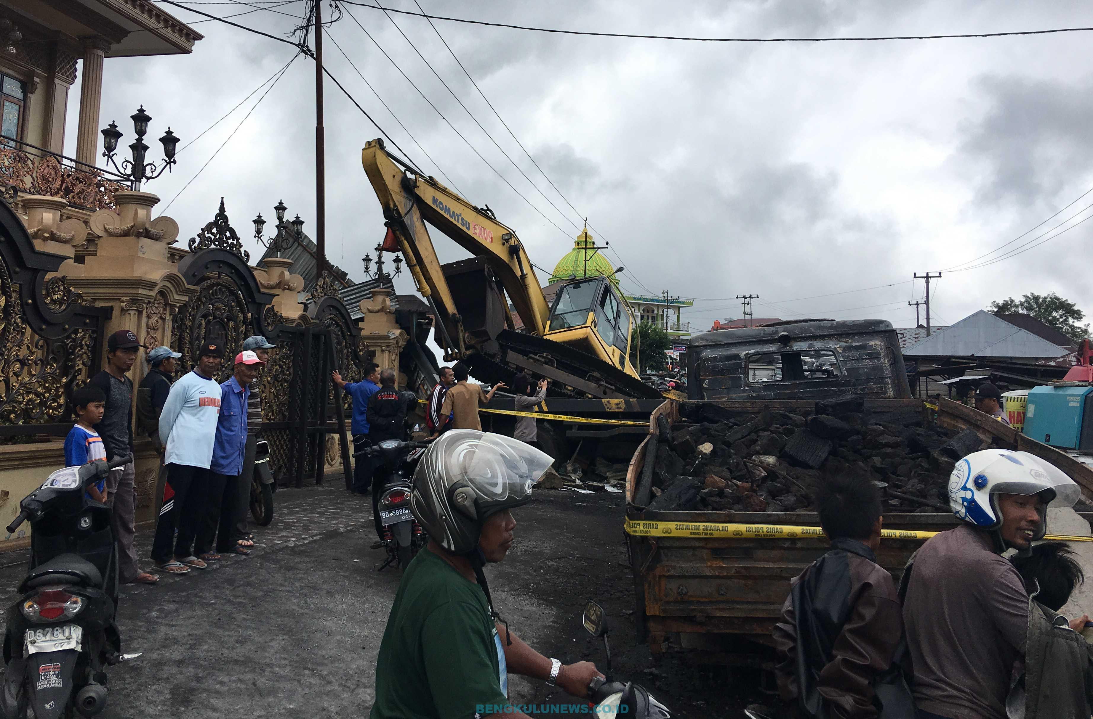 Tronton Bermuatan Excavator Tabrak Warung Warga, Tiga Orang Meninggal