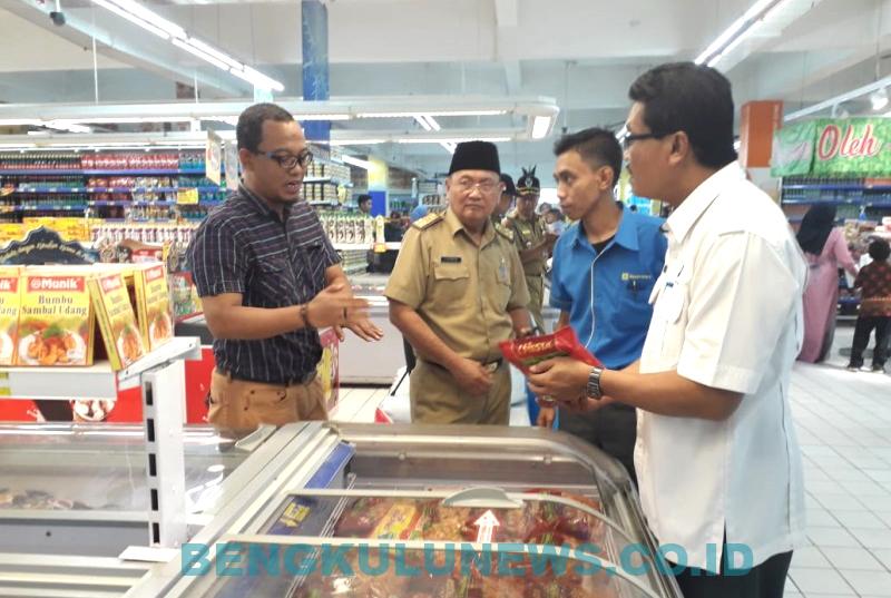 BPOM Bengkulu Temukan Dua Makanan Beku sudah Kadaluwarsa di Hypermart
