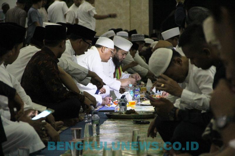 Gubernur Bengkulu Dr. H. Rohidin Mersyah berbuka puasa bersama Wali Kota dan masyarakt Bengkulu di At-Taqwa. Dokumentasi