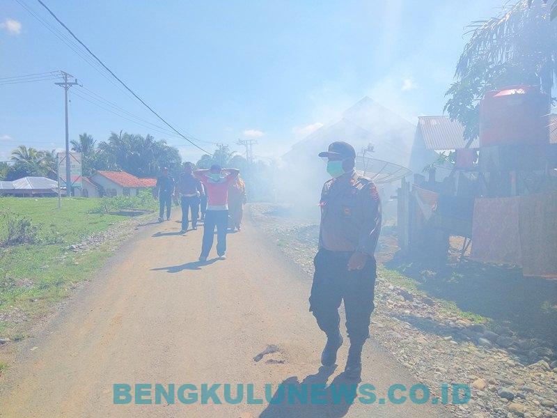 Cegah DBD, Polsek Mukomuko Selatan Fogging Masal