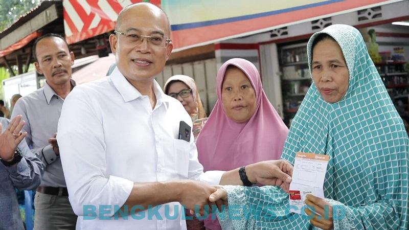 Cukup Digesek, Warga Bisa Beli Kebutuhan Pokok