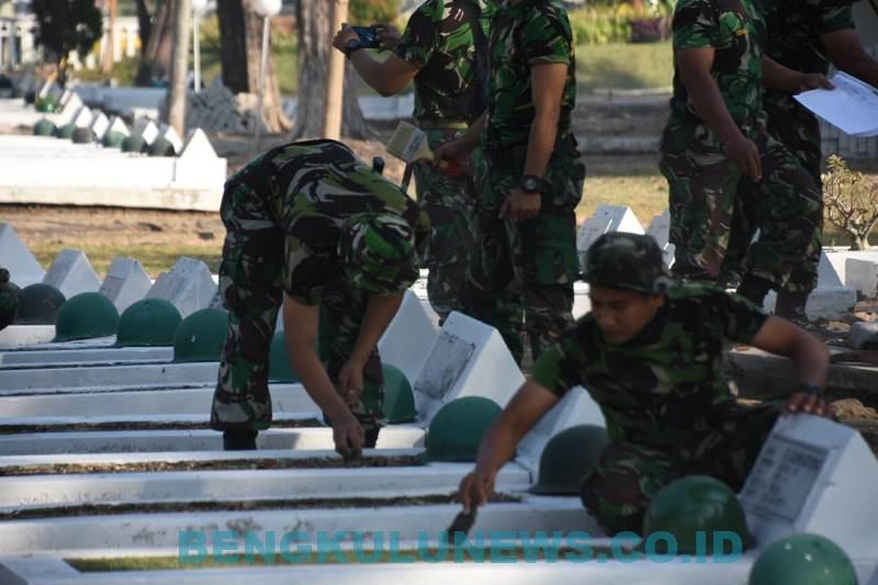 Ratusan Prajurit Korem Bersih-Bersih Taman Makam Pahlawan