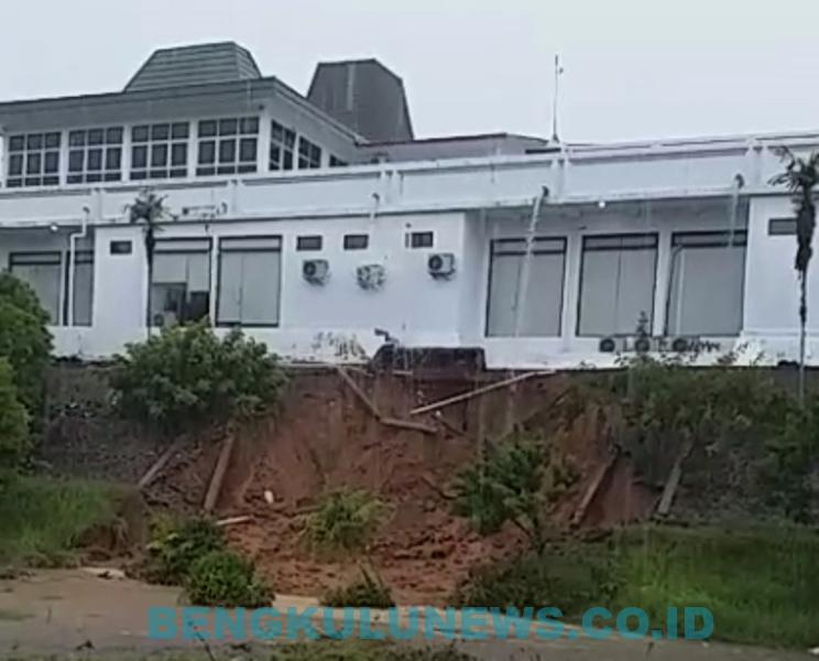 Pelapis Tebing Kantor DPRD Provinsi Ambrol
