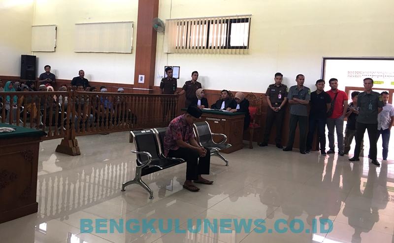 Hakim Vonis Mati Terdakwa Pembunuh Sekeluarga