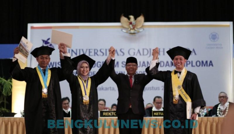 Gubernur Rohidin Didaulat Sematkan Pin Kagama pada Lulusan Terbaik UGM