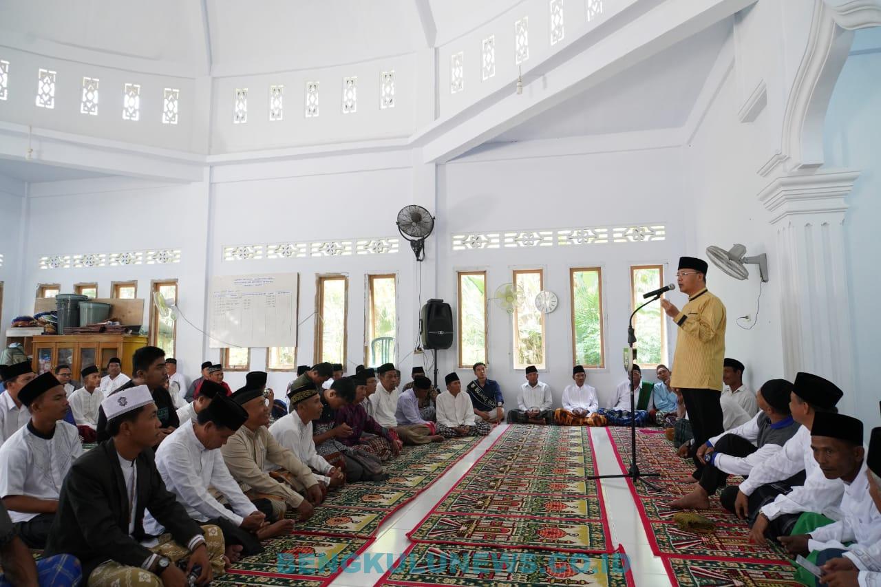 Tiba di Bengkulu Selatan, Gubernur Rohidin Menjadi Khatib Jumat