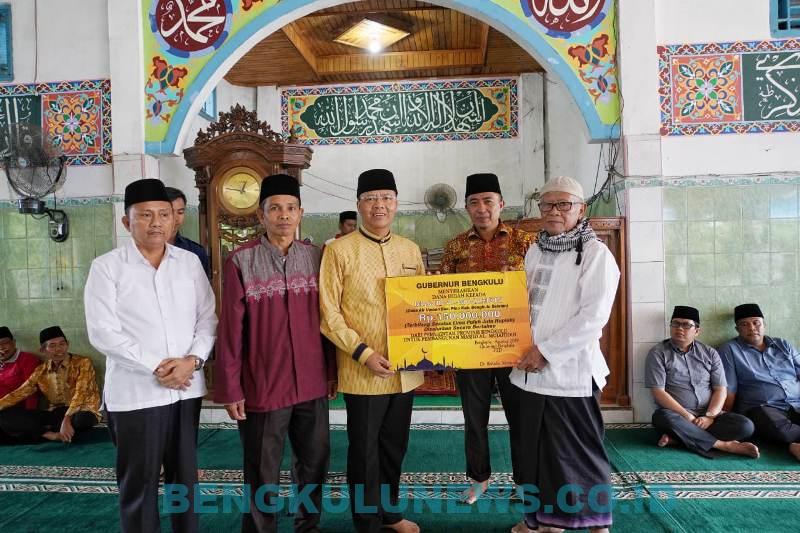 Kungker ke Bengkulu Selatan, Gubernur Bengkulu Serahkan Bantuan Pembangunan Masjid
