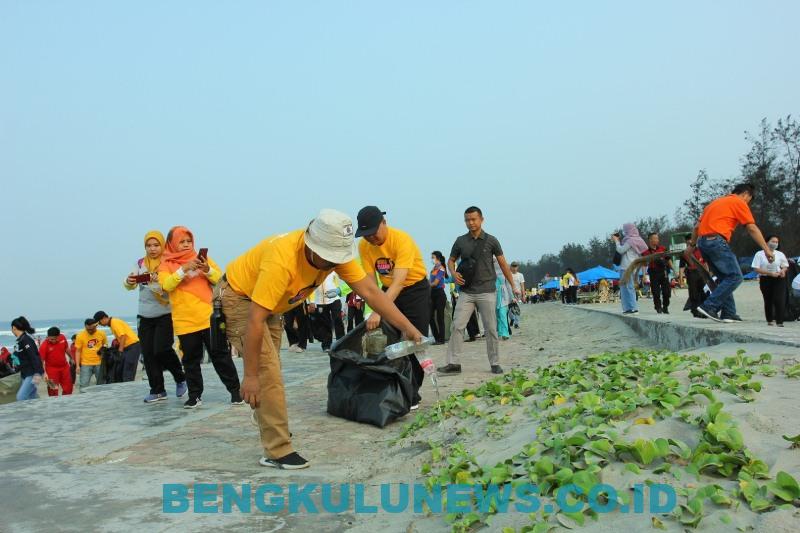 Leader World Cleanup Day Apreasiasi Gubernur Bersih-bersih Pantai