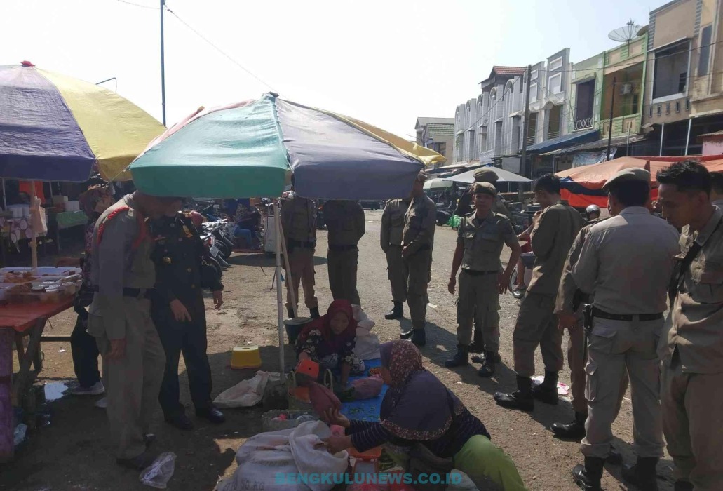 Dua Pleton Satpol PP Kembali Tertibkan PKL Pasar Panorama