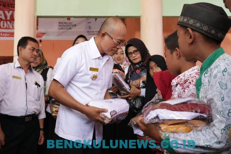 Protes, Jika Ada Sekolah yang Tidak Jalankan Program 1 Murid 1 Buku