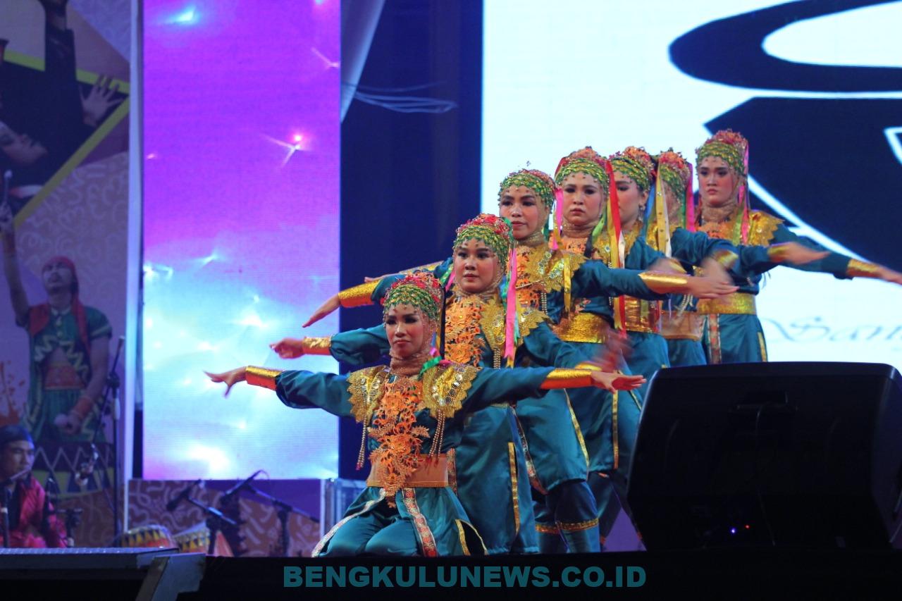 10 Finalis Tari Kreasi Tabut Bius Ribuan Penonton