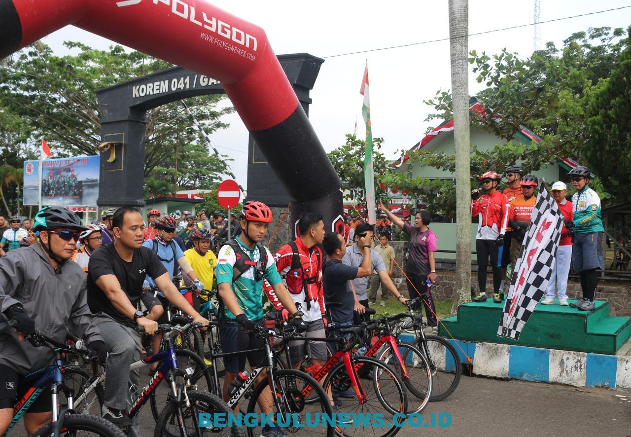 1000 Peserta Ikuti Fun Bike HUT TNI Ke