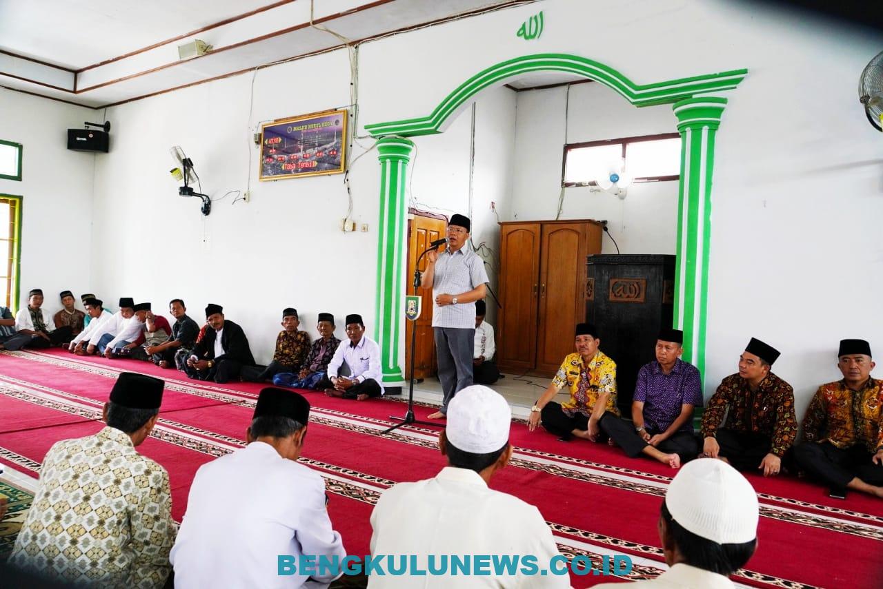 Sholat Duhur Berjamaah, Rohidin Disambut Hangat Warg
