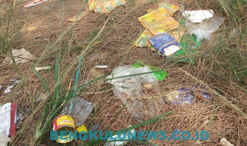 Bekas kaleng lem Aibon dan bungkus sachet Komix tampak berserakan di Taman Monumen Nawa Jiwa di Pantai Zakat Kelurahan Pasar Bengkulu