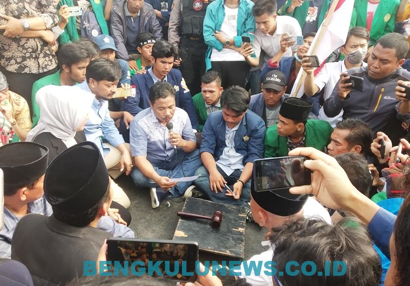 Parlemen Jalanan, “Bubarkan” Aksi Mahasiswa