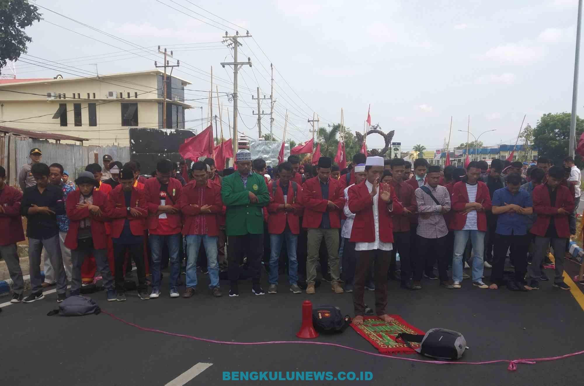 Aksi Simpatik, IMM Bengkulu Gelar Salat Gaib Depan Mapolda