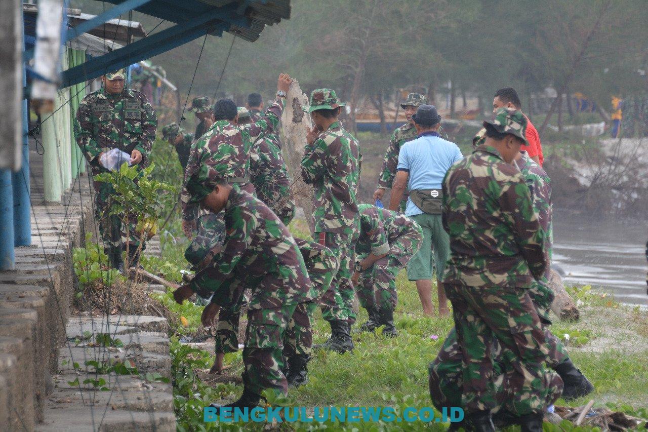 TNI Edukasi Masyarakat Pentingnya Jaga Kebersihan Lingkungan