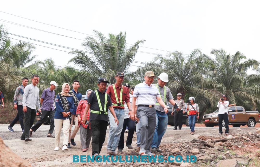 Bangun Jalan Kerkap-Giri Mulya, Warga Puji Rohidin