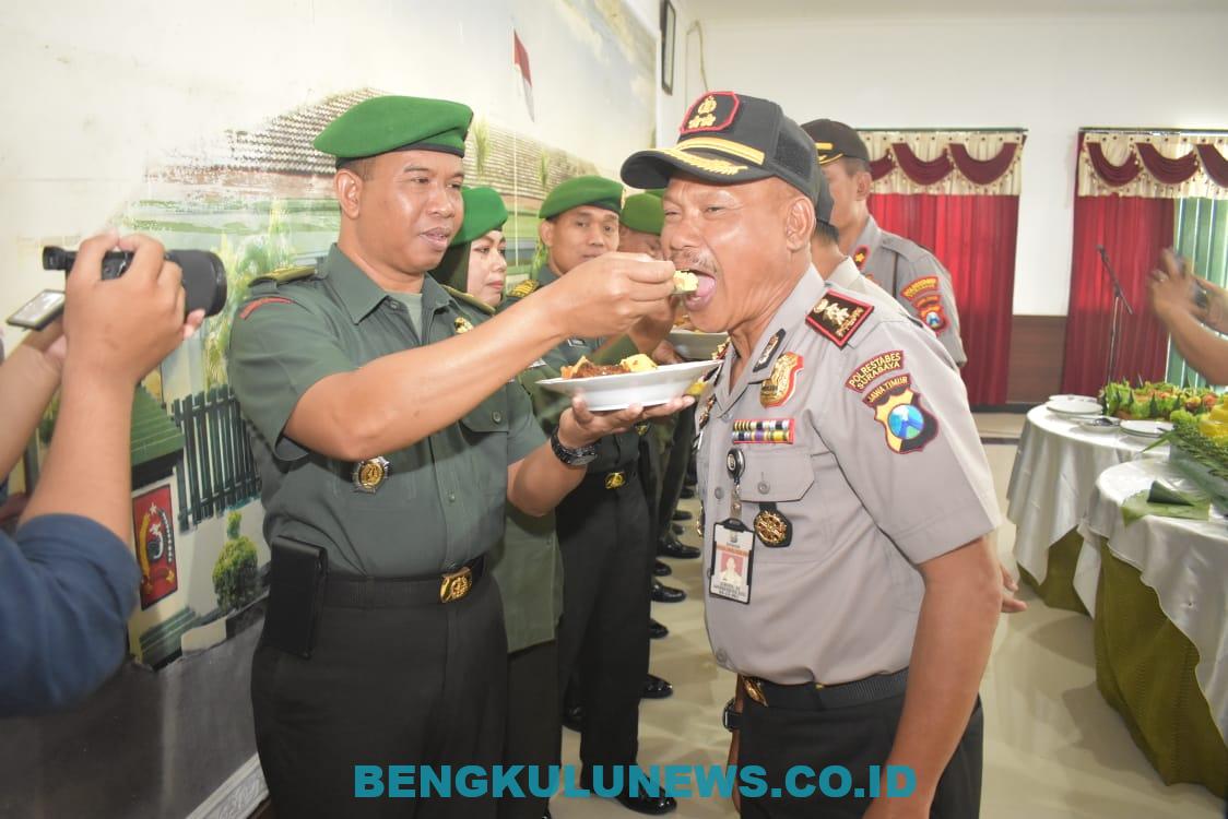 Anggota Polrestabes Surabaya Ramai-ramai Datangi Makodim 0831