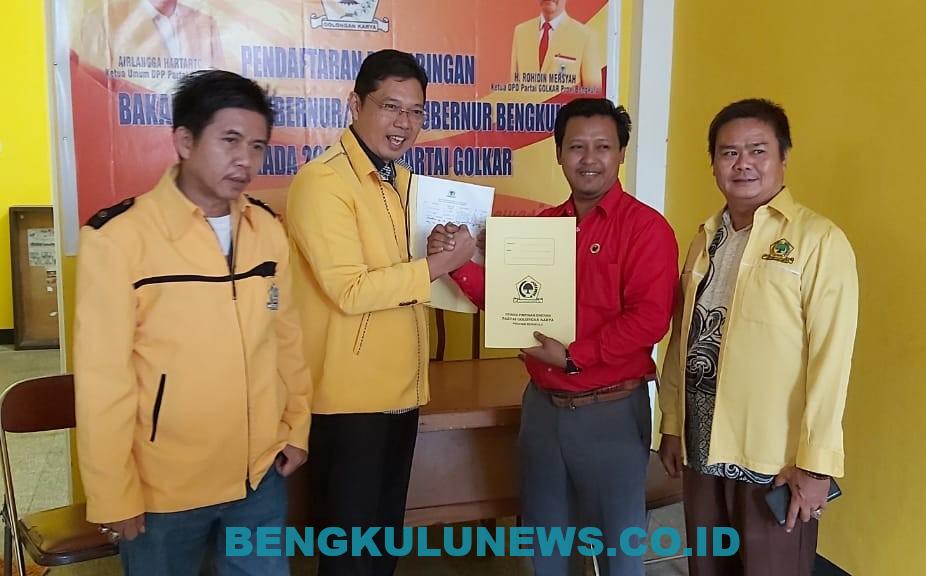 Kader PDIP Ambil Formulir Cagub Golkar