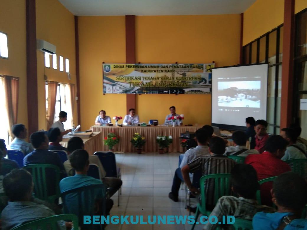 Dinas PUPR Kaur Latih Tukang Bangunan dan Tukang Cor Beton
