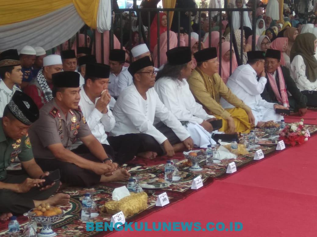 Ribuan Warga Hadiri Istighozah dan Tabligh Akbar K. H. Ahmad Muwafiq