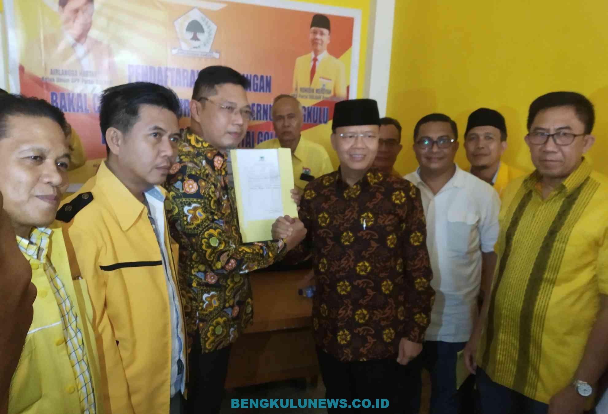 Ambil Formulir Bacagub, Rohidin Mersyah Datang Sendiri