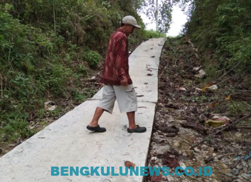 Realisasikan DD 2019, Pemdes Sinar Banten Bangun Gudang dan Jalan
