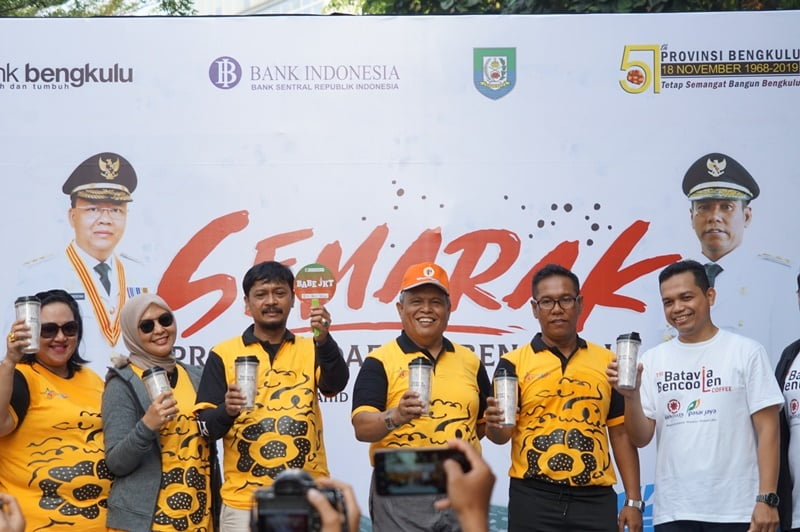 Wakil Gubernur Bengkulu beserta Pimpinan DPRD Provinsi Bengkulu melihatkan Brand Batavia Bencoolen Cofee