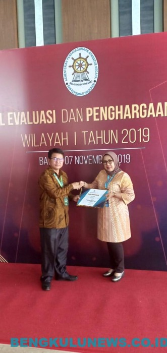 Melayani Dengan Baik, DPMPTSP Kaur Terima Penghargaan Kemen PAN-RB