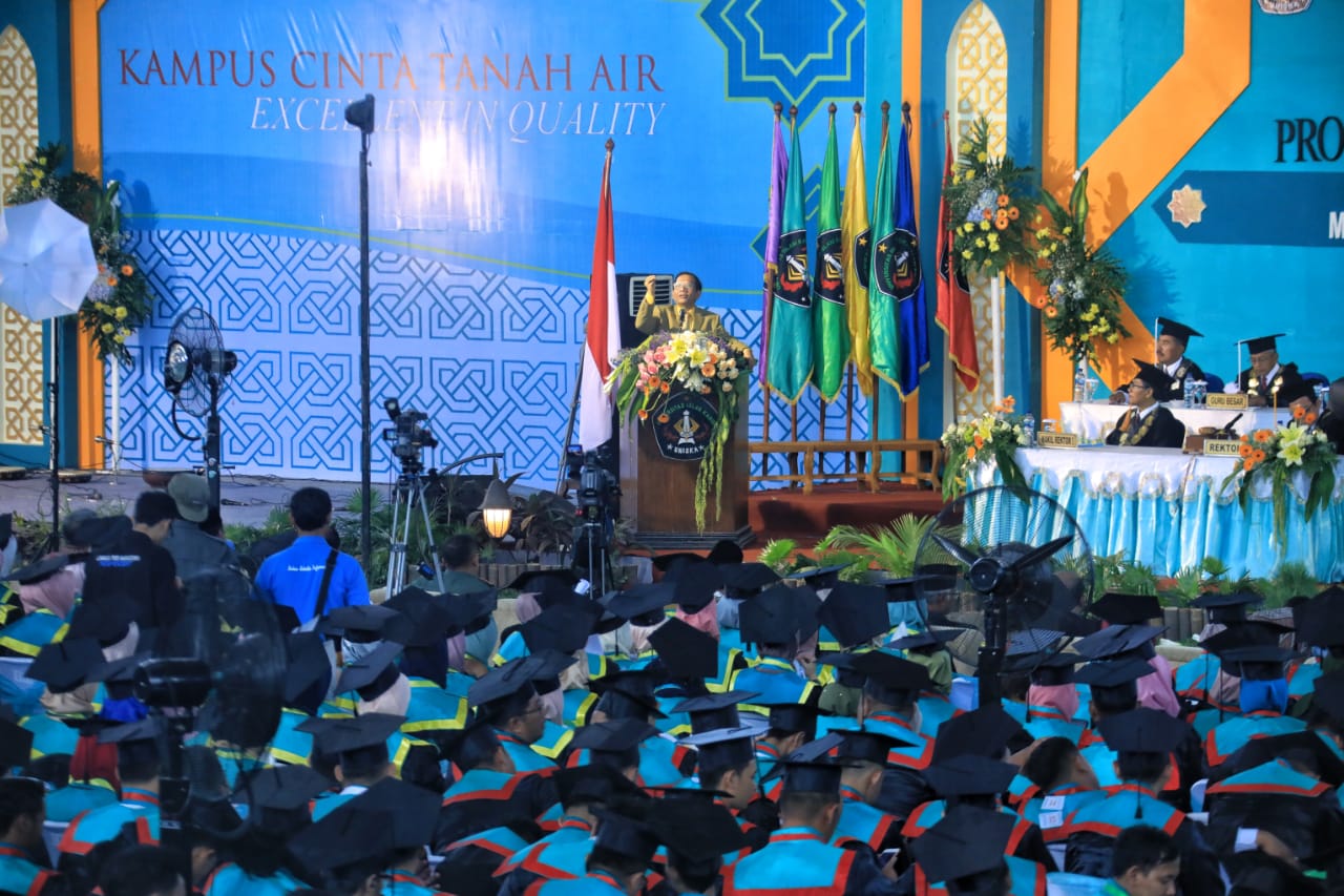 Jadilah Sarjana Intelektual, Bukan Sarjana Tukang