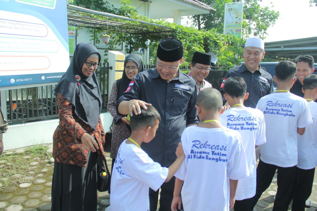 Kehadiran Gubernur Rohidin Disambut Antusias