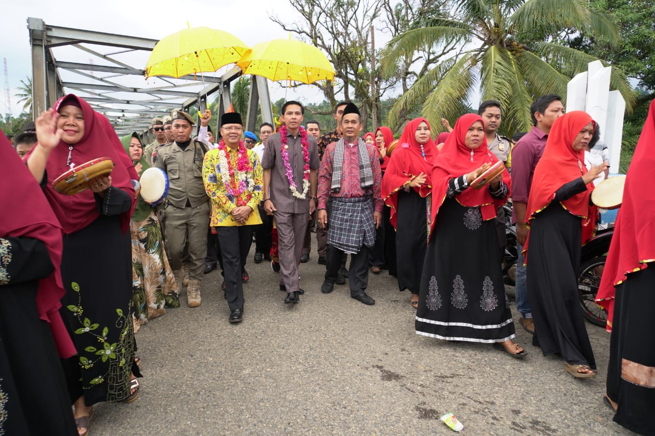Balik Kaur, Rohidin Ziarah dan Tinjau Jalan Poros Muara Sahung