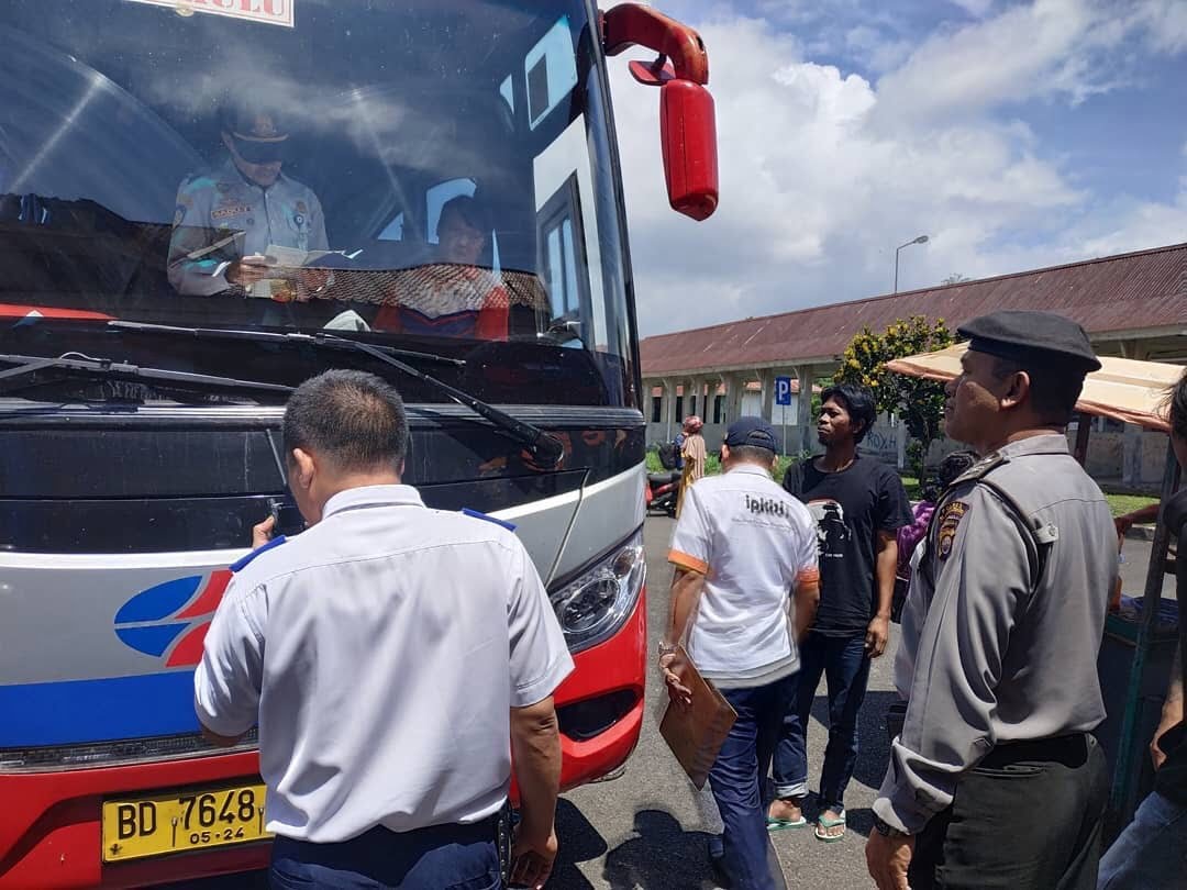 Petugas Lakukan Pemeriksaan Bus di Terminal Simpang Nangka