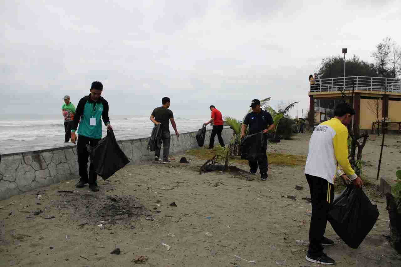 Pemerintah Bengkulu Bersih- bersih Pantai
