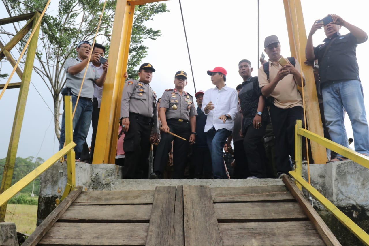 Diguyur Hujan, Kapolda Bengkulu ke Lokasi Jembatan Putus Kaur