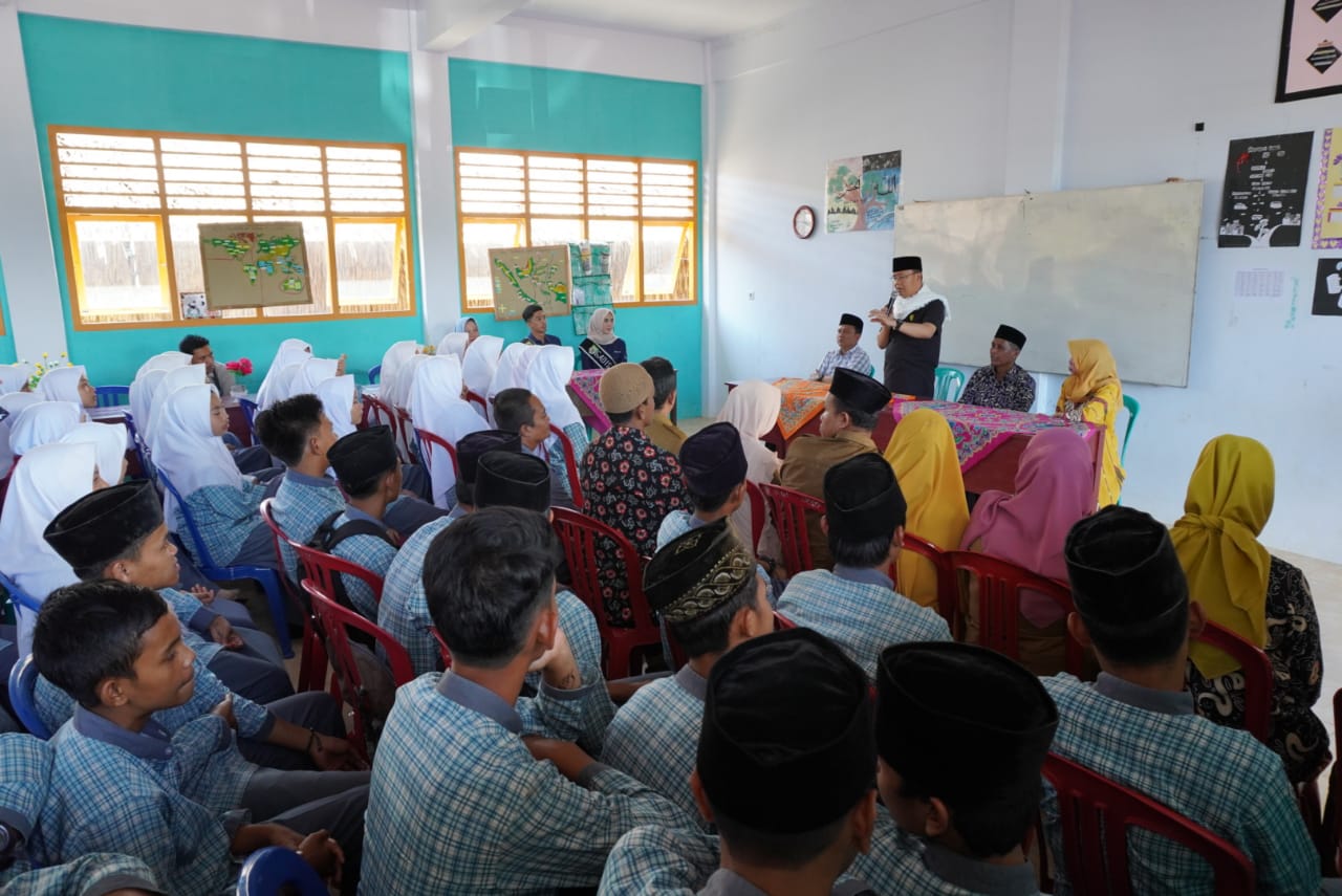 Sambangi Pesantren, Gubernur Pastikan Dana Hibah Tersalurkan