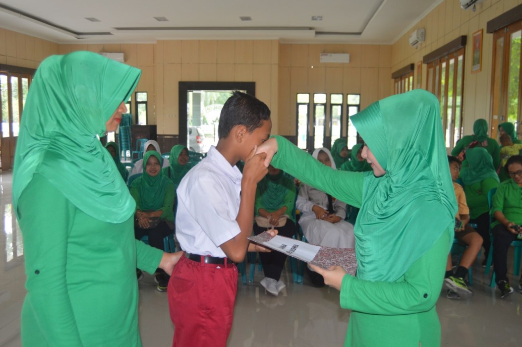 Yonarmed 12/Divif 2 Kostrad Berikan Beasiswa Siswa-Siswi Berprestasi