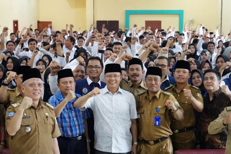 Era Gubernur Rohidin, Guru Honorer Dapat Gaji Tetap, Gaji 13 dan THR