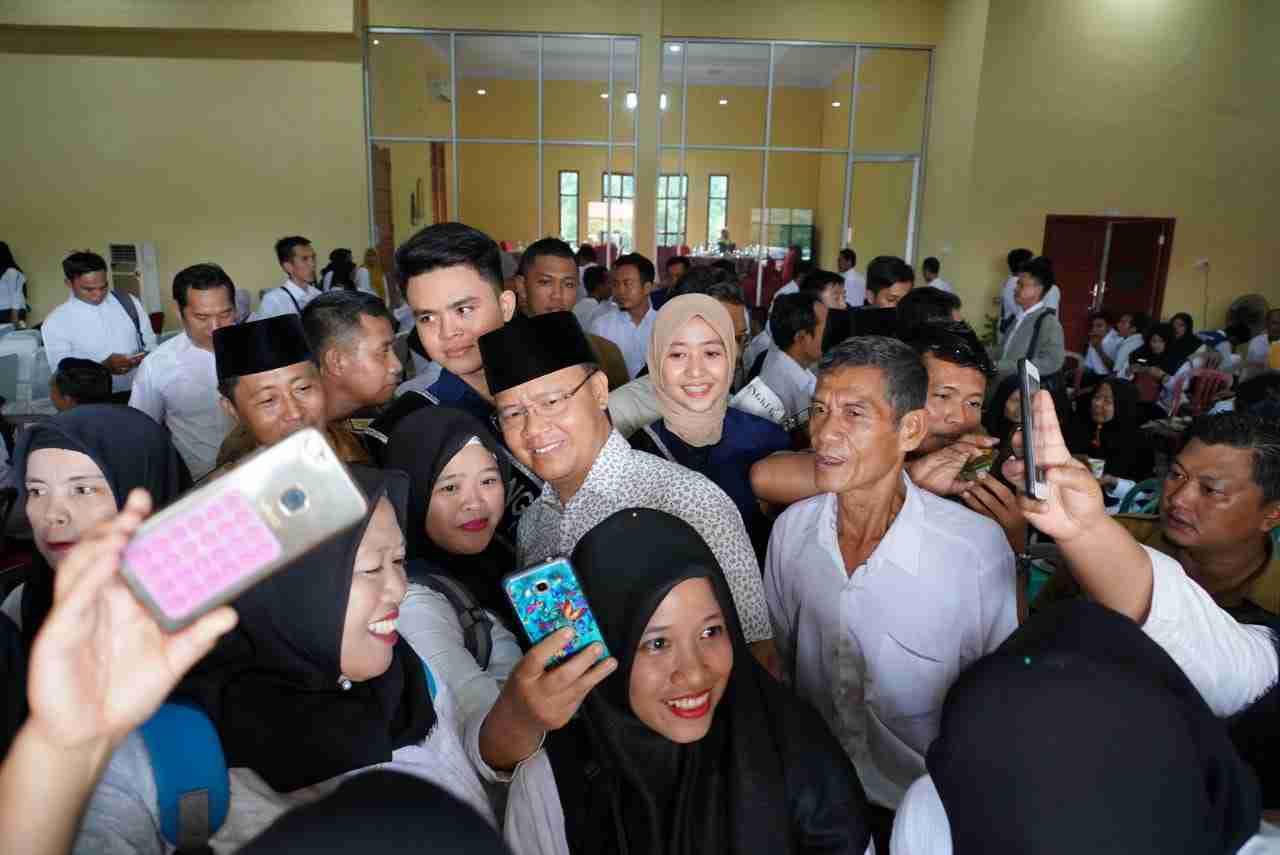 Di Era Rohidin Guru Honorer Dapat Gaji Tetap,  Gaji 13 dan THR