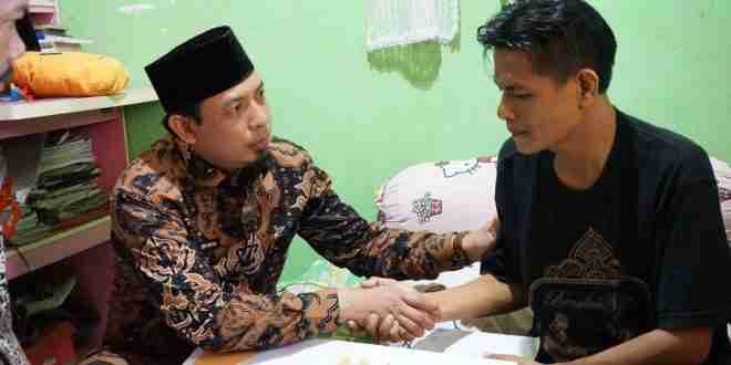 Wakil Walikota Bengkulu Bantu Seniman yang Sakit